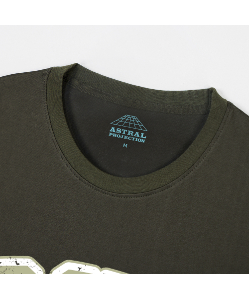 ASTRAL PROJECTION（アストラルプロジェクション）の「エイピークラブ オーバーサイズ ロングスリーブTシャツ_カーキ（Tシャツ/カットソー・メンズ・その他・LARGE/MEDIUM/X-LARGE/XX-LARGE）」の3枚目の写真