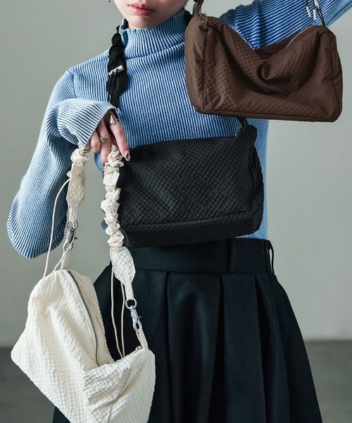 Fashion Letter（ファッションレター）の「チェックシアサッカー 中綿シャーリングベルト ミニバッグ（ショルダーバッグ・レディース・ブラック/ブラウン/アイボリー・FREE）」の5枚目の写真