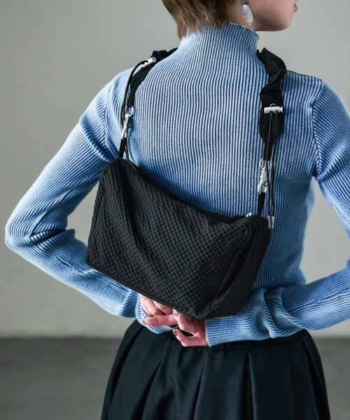 Fashion Letter（ファッションレター）の「チェックシアサッカー 中綿シャーリングベルト ミニバッグ（ショルダーバッグ・レディース・ブラック/ブラウン/アイボリー・FREE）」の6枚目の写真