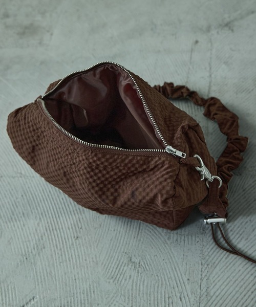 Fashion Letter（ファッションレター）の「チェックシアサッカー 中綿シャーリングベルト ミニバッグ（ショルダーバッグ・レディース・ブラック/ブラウン/アイボリー・FREE）」の10枚目の写真