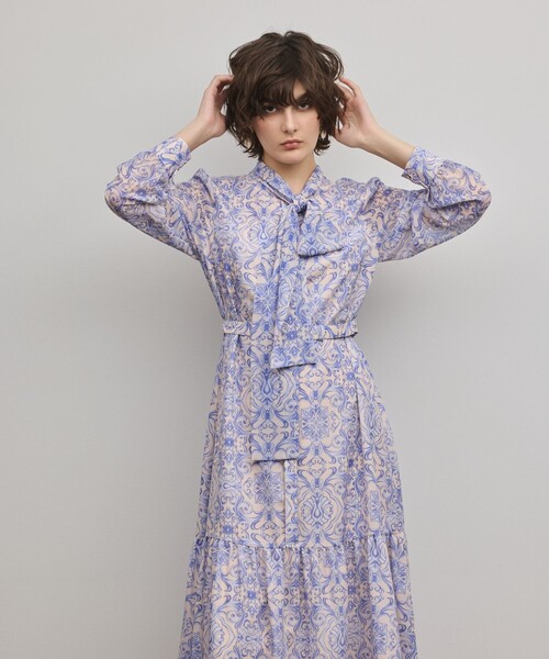 GRACE CONTINENTAL(グレースコンチネンタル)の「ダマスク柄風プリントワンピース(ワンピース・レディース・グレー/ブルー・38/36)」の12枚目の写真