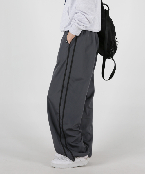 UMM(ウム)の「配色ラインワイドトレーニングトラックパンツ(スウェットパンツ・レディース・ブラック/カーキ/チャコール・F)」の21枚目の写真