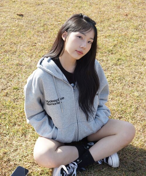 mydeepbluememories（マイディープブルーメモリーズ）の「(zp) MM SYMBOL LOGO 2WAY ZIP-UP (GREY)（パーカー・レディース・グレー・FREE/LARGE）」の2枚目の写真