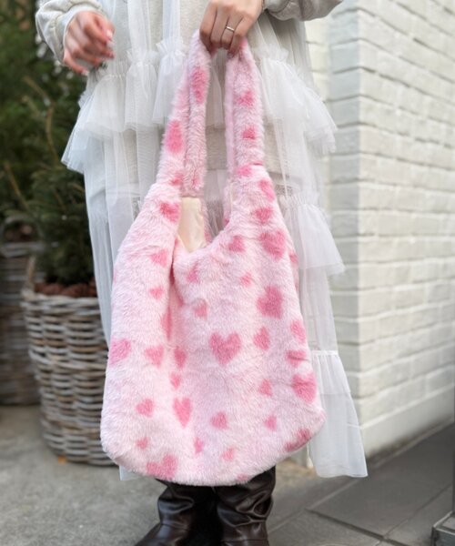 w closet(ダブルクローゼット)の「ハート柄ファーBAG(トートバッグ・レディース・ピンク・FREE)」の1枚目の写真