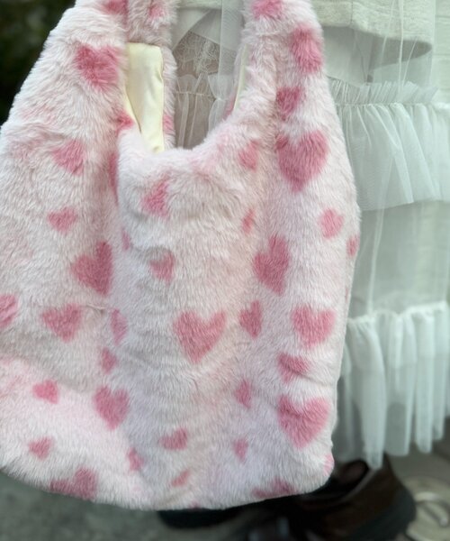 w closet(ダブルクローゼット)の「ハート柄ファーBAG(トートバッグ・レディース・ピンク・FREE)」の3枚目の写真