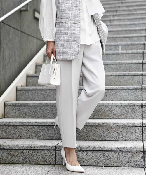 MK MICHEL KLEIN（エムケーミッシェルクラン）の「ダブルクロス テーパードパンツ/セットアップ対応/防シワ/ストレッチ/洗える（その他パンツ・レディース・ネイビー/グレイッシュベージュ・36/38）」の10枚目の写真