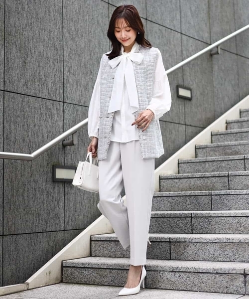 MK MICHEL KLEIN（エムケーミッシェルクラン）の「ダブルクロス テーパードパンツ/セットアップ対応/防シワ/ストレッチ/洗える（その他パンツ・レディース・ネイビー/グレイッシュベージュ・36/38）」の11枚目の写真