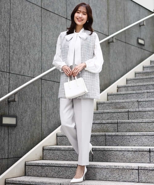 MK MICHEL KLEIN（エムケーミッシェルクラン）の「ダブルクロス テーパードパンツ/セットアップ対応/防シワ/ストレッチ/洗える（その他パンツ・レディース・ネイビー/グレイッシュベージュ・36/38）」の12枚目の写真