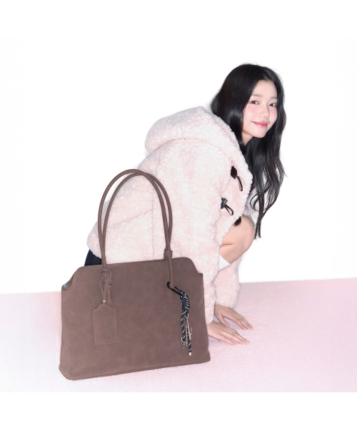 ALKI ALKA(アルキアルカ)の「Sienna (Suede Brown)(ショルダーバッグ・レディース・ダークブラウン・FREE)」の2枚目の写真