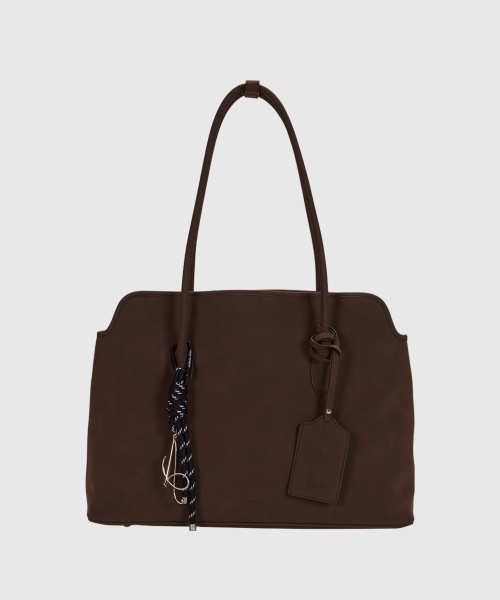 ALKI ALKA(アルキアルカ)の「Sienna (Suede Brown)(ショルダーバッグ・レディース・ダークブラウン・FREE)」の5枚目の写真