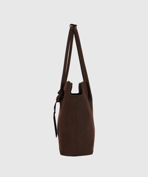 ALKI ALKA(アルキアルカ)の「Sienna (Suede Brown)(ショルダーバッグ・レディース・ダークブラウン・FREE)」の7枚目の写真