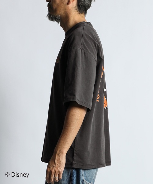The DUFFER of ST.GEORGE(ザダファーオブセントジョージ)の「【WEB限定アイテム】<Mickey Mouse>T-SHIRT "ROCK":<ミッキーマウス> ロックTシャツ(Tシャツ/カットソー・メンズ・スミクロ・X-LARGE/LARGE/MEDIUM/SMALL)」の5枚目の写真