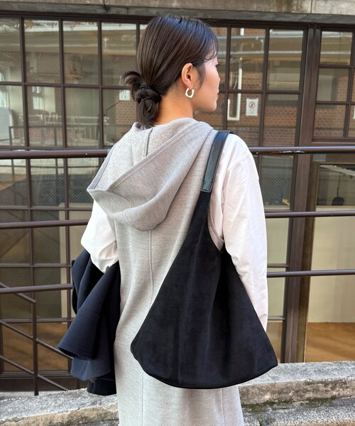 fredy emue（フレディエミュ）の「フェイクスエードトライアングルバッグ（トートバッグ・レディース・ブラウン/ベージュ/ブラック/オリーブ・FREE）」の2枚目の写真