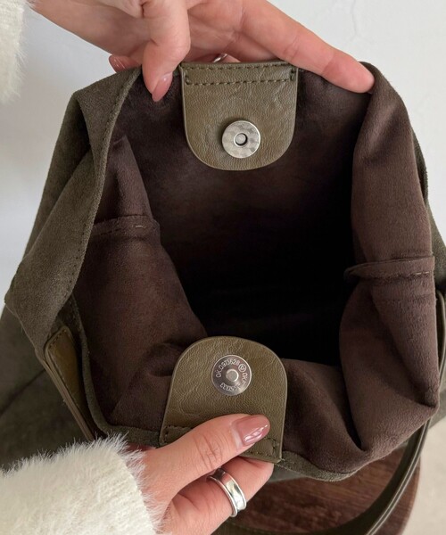 fredy emue(フレディエミュ)の「フェイクスエードトライアングルバッグ(トートバッグ・レディース・ブラウン/ベージュ/ブラック/オリーブ・FREE)」の9枚目の写真