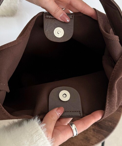 fredy emue(フレディエミュ)の「フェイクスエードトライアングルバッグ(トートバッグ・レディース・ブラウン/ベージュ/ブラック/オリーブ・FREE)」の7枚目の写真