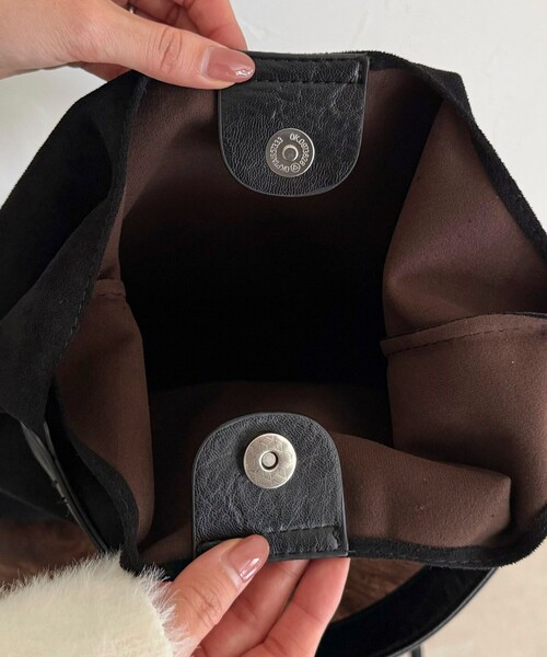 fredy emue(フレディエミュ)の「フェイクスエードトライアングルバッグ(トートバッグ・レディース・ブラウン/ベージュ/ブラック/オリーブ・FREE)」の5枚目の写真