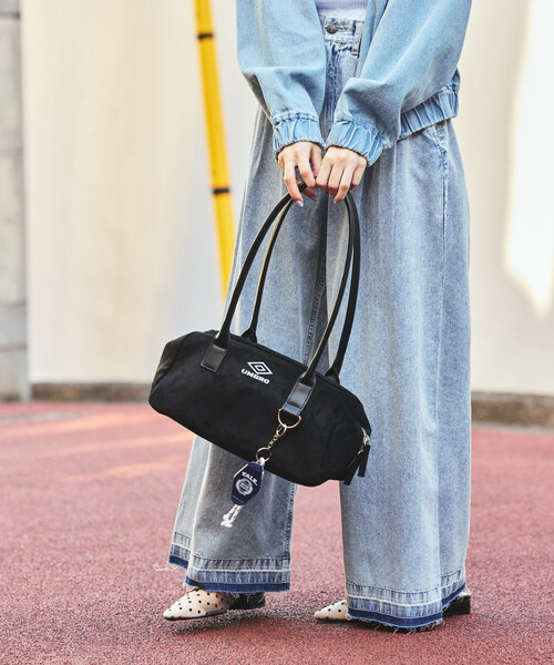 FREAK'S STORE(フリークスストア)の「UMBRO × FREAK'S STORE/アンブロ 別注 スエードタッチ ボストンバッグ/横長バッグ/ショルダーバッグ(ボストンバッグ・レディース・ブラウン/ブラック・ONE SIZE)」の2枚目の写真