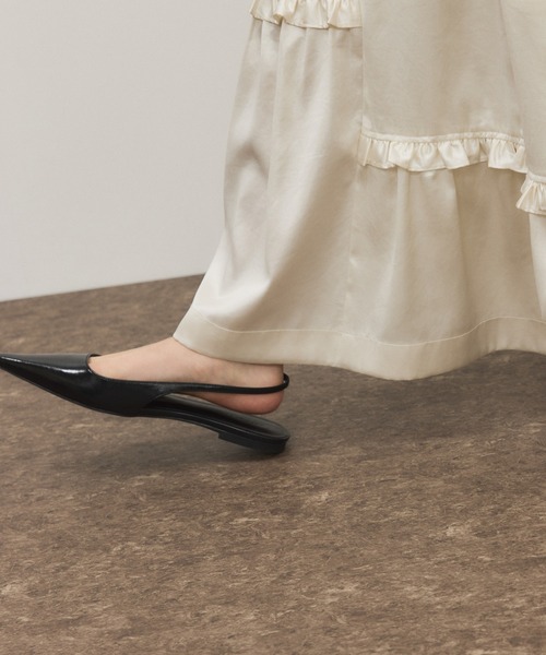 ADAM ET ROPE'（アダムエロペ）の「バックストラップパンプス（パンプス・レディース・オフホワイト/ブラック・24.5/24/23.5/23）」の9枚目の写真