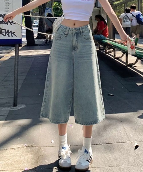 NANEA(ナネア)の「デニムワイドハーフパンツ(デニムパンツ・レディース・ブルー/ネイビー・SMALL/MEDIUM/LARGE/X-SMALL)」の7枚目の写真