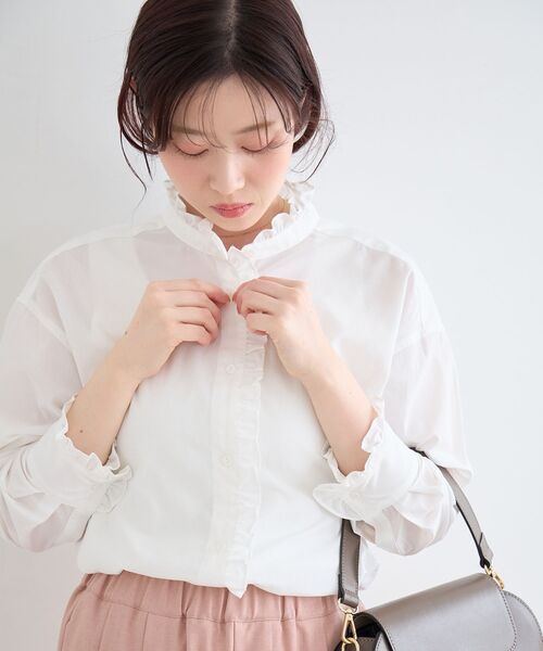le.coeur blanc(ルクールブラン)の「スタンドネックフリルブラウス(シャツ/ブラウス・レディース・ブルー/オフホワイト・38)」の2枚目の写真