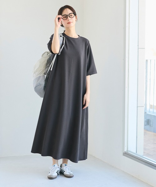 coca(coca)(コカ)の「エンボスクルーネックワンピース(ワンピース・レディース・チャコール/ブラック/ブラウン/ライトグリーン・S/M/L)」の11枚目の写真
