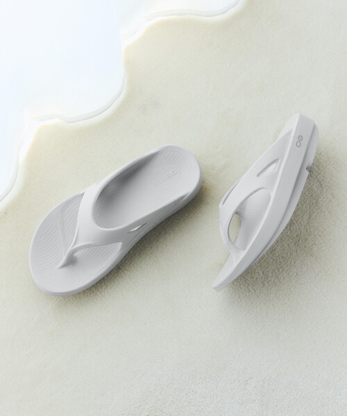OOFOS(ウーフォス)の「OOFOS/ウーフォス OOriginal / ウーオリジナル (23cm~25cmサイズ展開)(サンダル・レディース・ブラック/グレー/ベージュ/ピンク・8/7/6)」の3枚目の写真