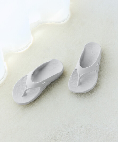 OOFOS(ウーフォス)の「OOFOS/ウーフォス OOriginal / ウーオリジナル (23cm~25cmサイズ展開)(サンダル・レディース・ブラック/グレー/ベージュ/ピンク・8/7/6)」の5枚目の写真