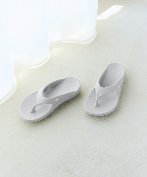 OOFOS(ウーフォス)の「OOFOS/ウーフォス OOriginal / ウーオリジナル (23cm~25cmサイズ展開)(サンダル・レディース・ブラック/グレー/ベージュ/ピンク・8/7/6)」の6枚目の写真