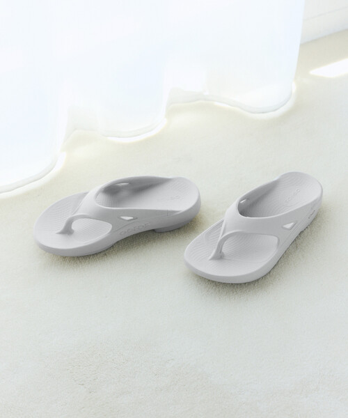 OOFOS(ウーフォス)の「OOFOS/ウーフォス OOriginal / ウーオリジナル (23cm~25cmサイズ展開)(サンダル・レディース・ブラック/グレー/ベージュ/ピンク・8/7/6)」の7枚目の写真