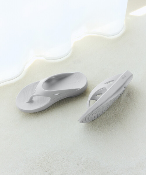 OOFOS(ウーフォス)の「OOFOS/ウーフォス OOriginal / ウーオリジナル (23cm~25cmサイズ展開)(サンダル・レディース・ブラック/グレー/ベージュ/ピンク・8/7/6)」の8枚目の写真