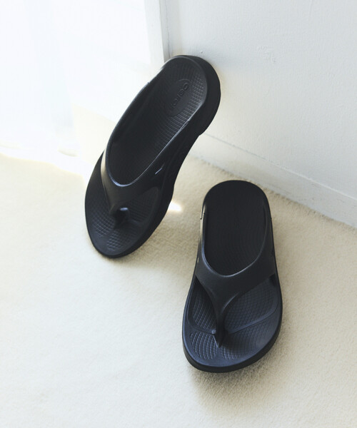 OOFOS(ウーフォス)の「OOFOS/ウーフォス OOriginal / ウーオリジナル (23cm~25cmサイズ展開)(サンダル・レディース・ブラック/グレー/ベージュ/ピンク・8/7/6)」の12枚目の写真