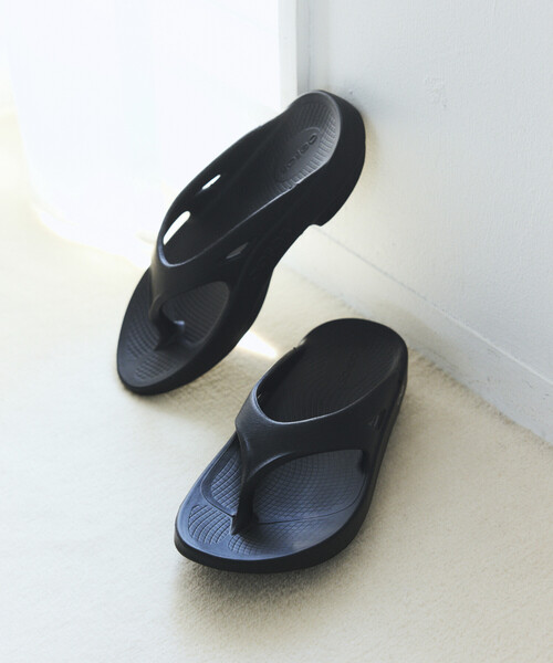 OOFOS(ウーフォス)の「OOFOS/ウーフォス OOriginal / ウーオリジナル (23cm~25cmサイズ展開)(サンダル・レディース・ブラック/グレー/ベージュ/ピンク・8/7/6)」の13枚目の写真