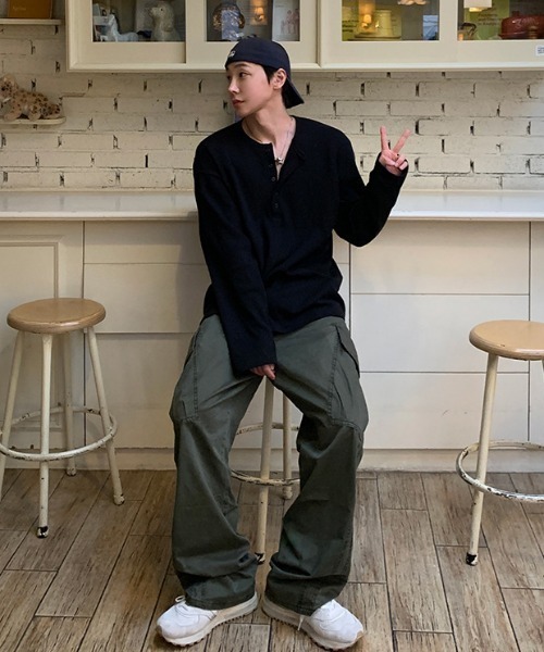 B.R.U(ブル)の「オーバーサイズヘンリーネックトップス(Tシャツ/カットソー・メンズ・ブラック/オフホワイト・MEDIUM/LARGE)」の8枚目の写真