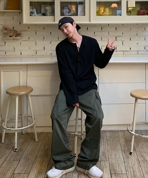 B.R.U(ブル)の「オーバーサイズヘンリーネックトップス(Tシャツ/カットソー・メンズ・ブラック/オフホワイト・MEDIUM/LARGE)」の9枚目の写真
