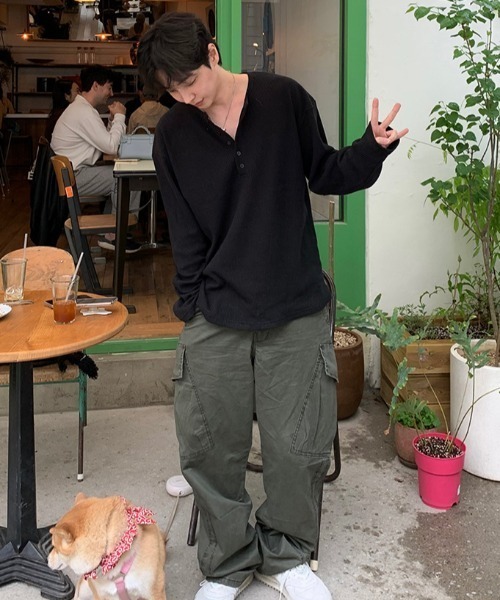 B.R.U(ブル)の「オーバーサイズヘンリーネックトップス(Tシャツ/カットソー・メンズ・ブラック/オフホワイト・MEDIUM/LARGE)」の3枚目の写真