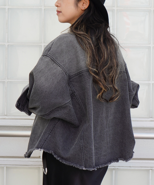 AP STUDIO（エーピーストゥディオ）の「デニムクロップドシャツジャケット（シャツ/ブラウス・レディース・チャコールグレー・FREE）」の2枚目の写真