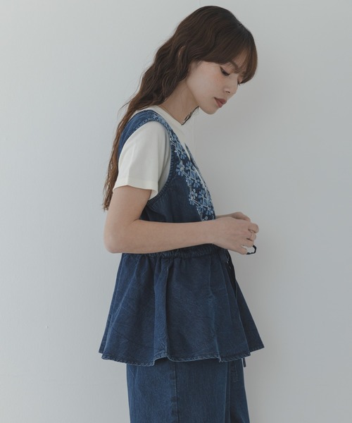URBAN RESEARCH Sonny Label(アーバンリサーチサニーレーベル)の「クロス刺繍ペプラムサロペット(サロペット/オーバーオール・レディース・インディゴブルー/ライトインディゴブルー・36/38)」の4枚目の写真