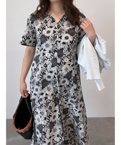 Te chichi（テチチ）の「【LIBERTY FABRICS】Vネックフレアワンピース（ワンピース・レディース・ネイビー/ブラック・F）」の4枚目の写真