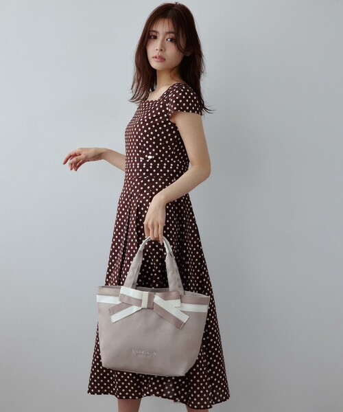 TOCCA(トッカ)の「KNOT IN CONTRAST CANVASTOTE キャンバストートバッグ(トートバッグ・レディース・ベージュ系/ブラック系・F)」の1枚目の写真