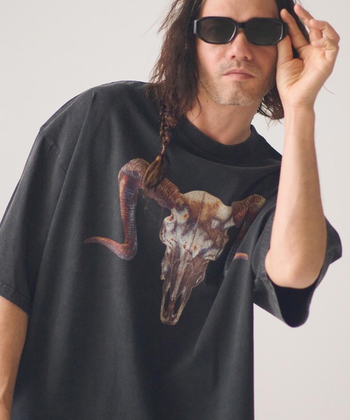 ADAM PATEK(アダムパテック)の「ADAMPATEK/(ADAMPATEK / RED:BANSHEE Ram Skull Graphic short sleeve t-shirt/コラボレーションTシャツ(Tシャツ/カットソー・メンズ・ブラック・2/1)」の2枚目の写真