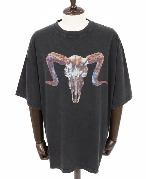 ADAM PATEK(アダムパテック)の「ADAMPATEK/(ADAMPATEK / RED:BANSHEE Ram Skull Graphic short sleeve t-shirt/コラボレーションTシャツ(Tシャツ/カットソー・メンズ・ブラック・2/1)」の17枚目の写真