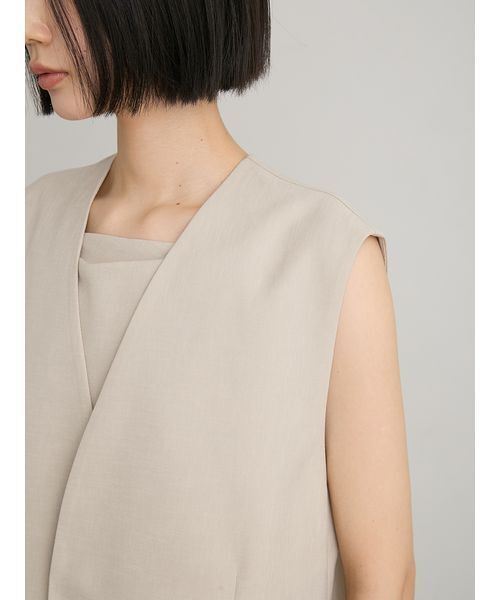 MIESROHE（ミースロエ）の「【LUMISHADE】 Iラインフォルムノーカラーベスト（その他アウター・レディース・ライトベージュ/ブラウン・F）」の13枚目の写真