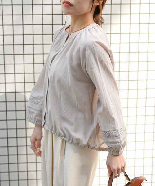 モチーフ刺繍ノーカラーブラウス