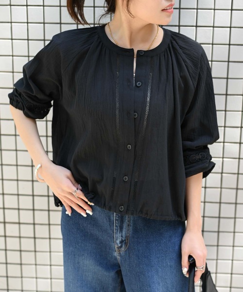 モチーフ刺繍ノーカラーブラウス