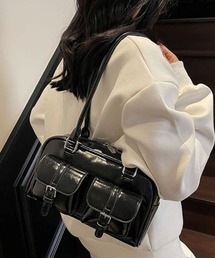 コンパクトなのにしっかり収納!トレンド感溢れるフロントポケットショルダーバッグ