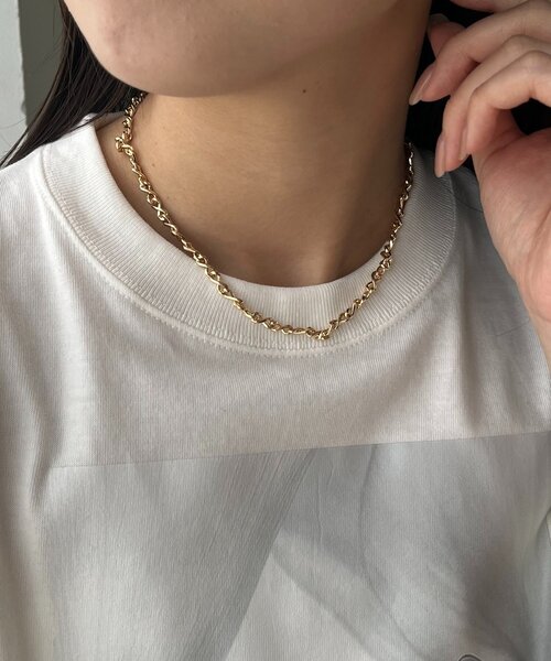 CAPRICIEUX LE'MAGE（カプリシューレマージュ）の「〈GOLDY/ゴールディ〉ツイストチェーンショートネックレス（ネックレス・レディース・シルバー/ゴールド・FREE）」の2枚目の写真