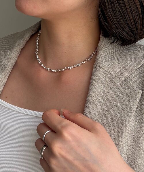 CAPRICIEUX LE'MAGE（カプリシューレマージュ）の「〈GOLDY/ゴールディ〉ツイストチェーンショートネックレス（ネックレス・レディース・シルバー/ゴールド・FREE）」の3枚目の写真