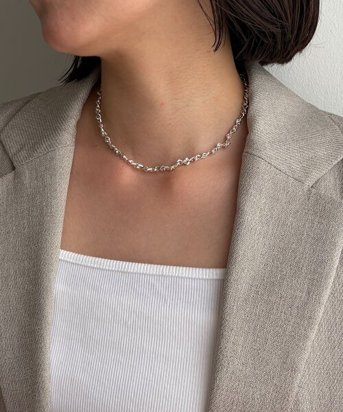 CAPRICIEUX LE'MAGE（カプリシューレマージュ）の「〈GOLDY/ゴールディ〉ツイストチェーンショートネックレス（ネックレス・レディース・シルバー/ゴールド・FREE）」の5枚目の写真