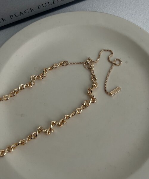 CAPRICIEUX LE'MAGE（カプリシューレマージュ）の「〈GOLDY/ゴールディ〉ツイストチェーンショートネックレス（ネックレス・レディース・シルバー/ゴールド・FREE）」の8枚目の写真
