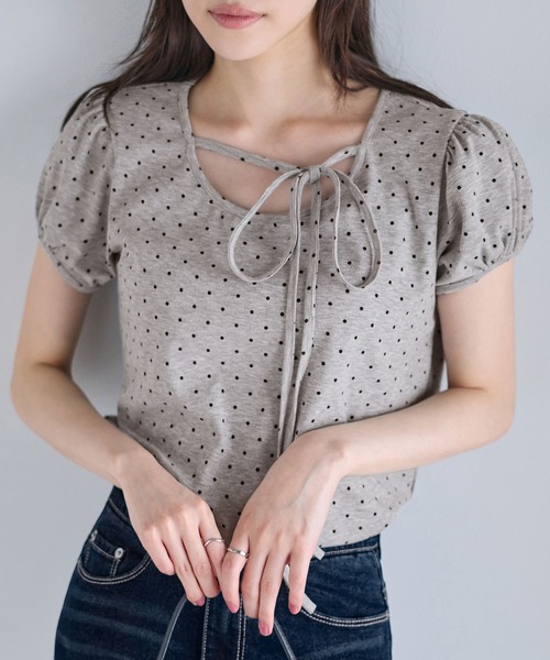 CHAN ME(チャンミ)の「チョーカー風デザイン付き半袖トップス(Tシャツ/カットソー・レディース・グレー/アイボリー/ブラック・MEDIUM/LARGE/X-LARGE)」の3枚目の写真